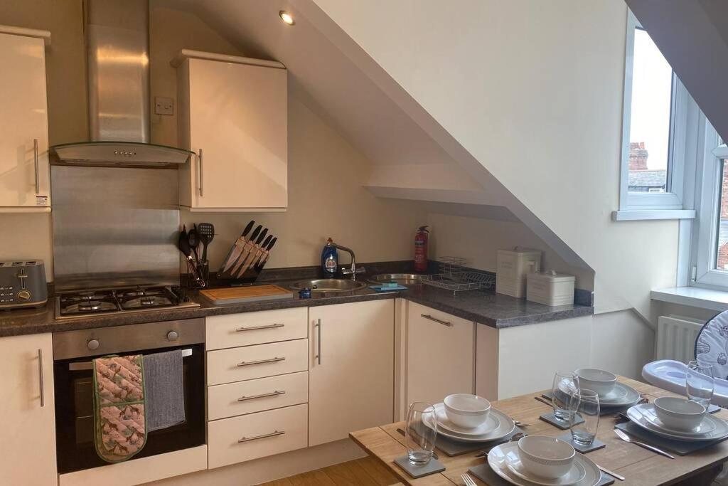 Upper 2 Bedroom Apartment In The Heart Of Jesmond Newcastle Upon Tyne Exterior foto